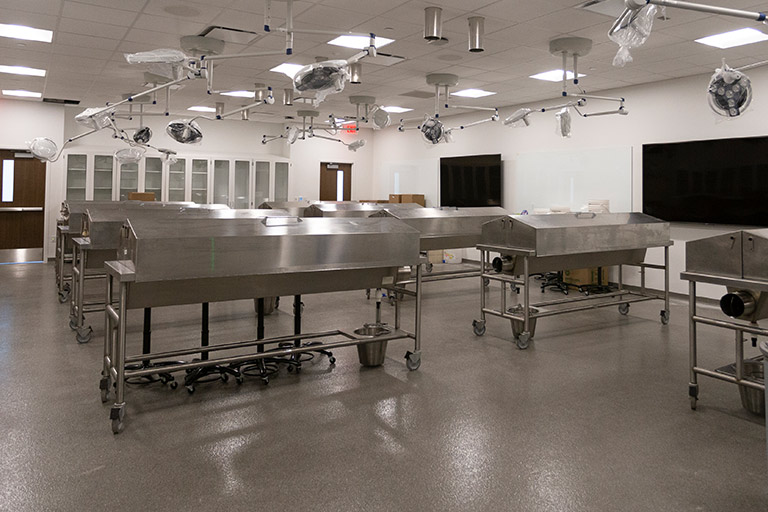 Metal tables and medical lighting in a classroom setting 